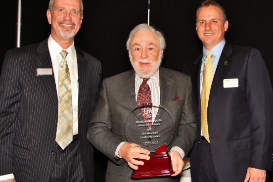 president Arminana receives award