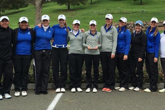 women's golf team posing