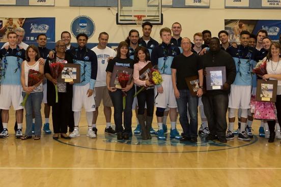 men's basketball team posing