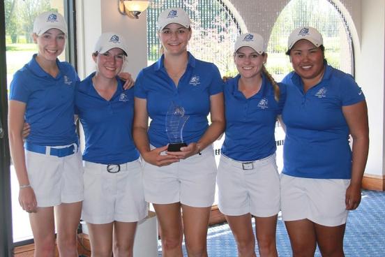 women's golf team holding trophy
