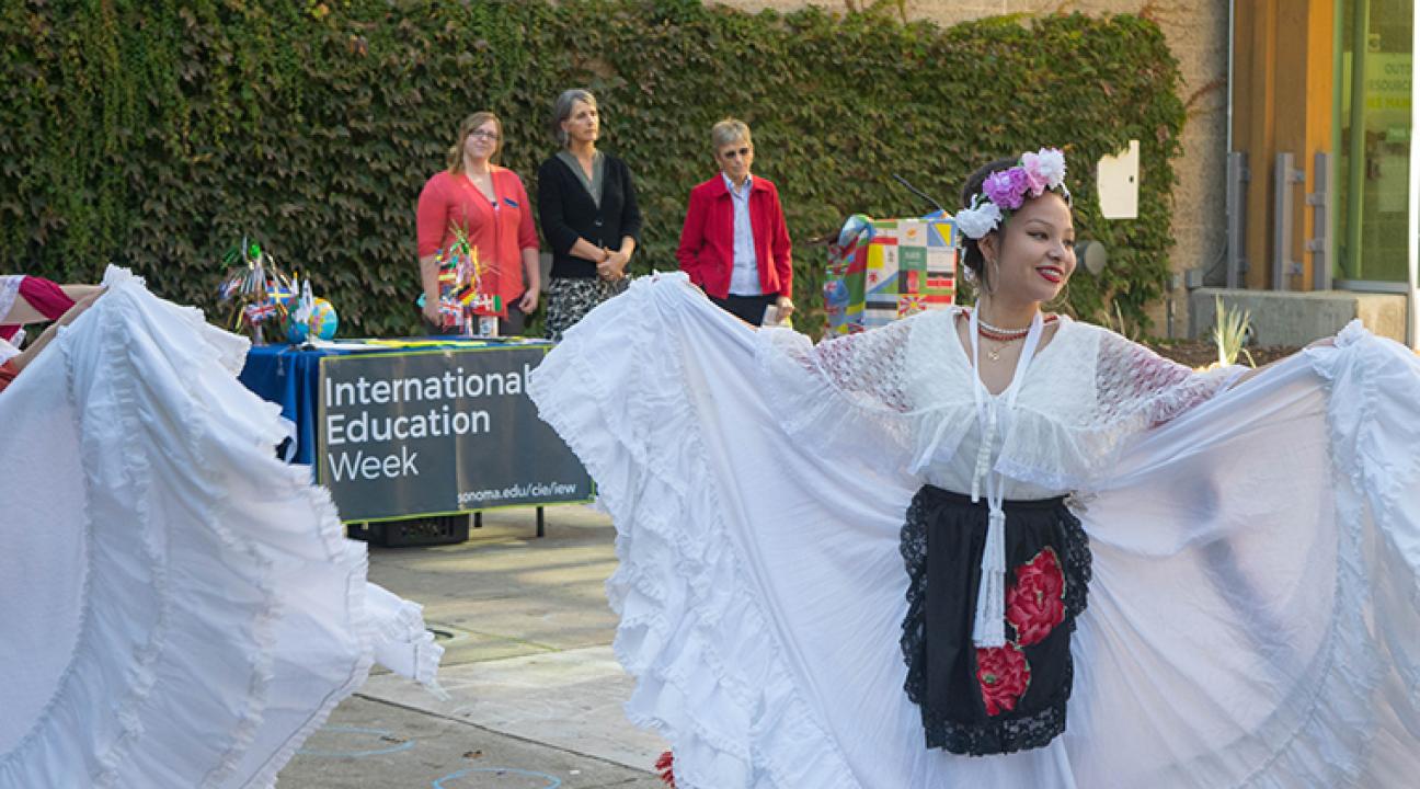 Ballet folklorico dancers