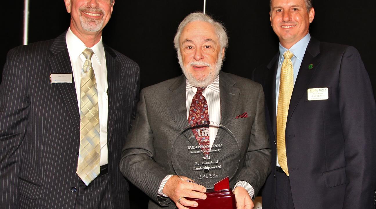 president Arminana receives award