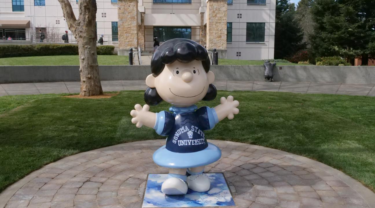 "Peanuts" Lucy Statue ready to be photographed with // Photo by Francisco Carbajal