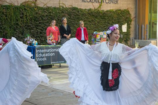Ballet folklorico dancers