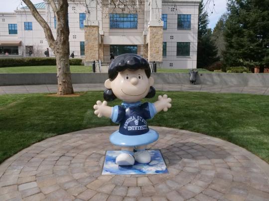 "Peanuts" Lucy Statue ready to be photographed with // Photo by Francisco Carbajal