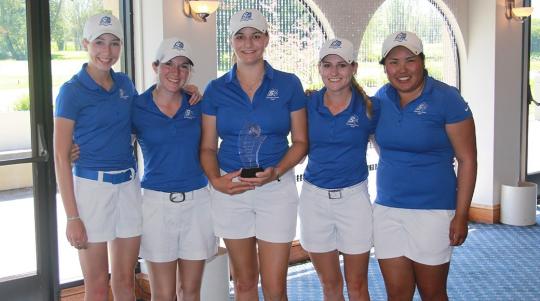 women's golf team holding trophy